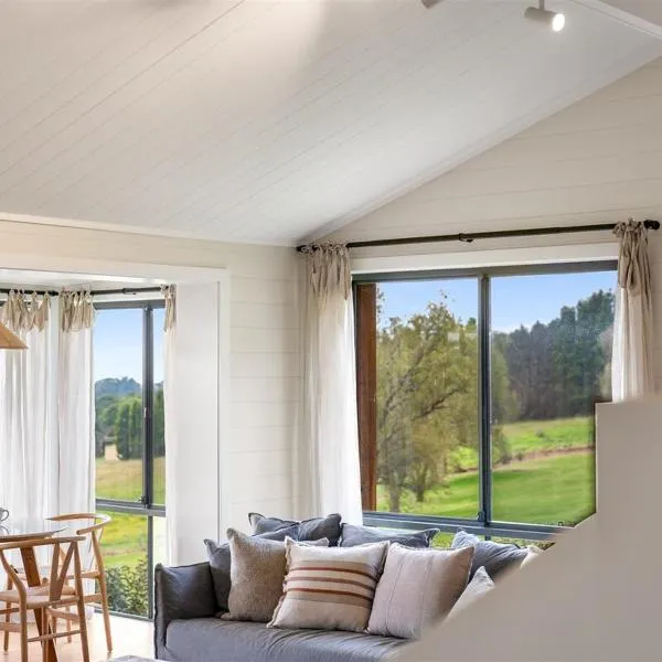 Yambora Luxe hideaway with fireplace and amazing views, hotel em Mittagong