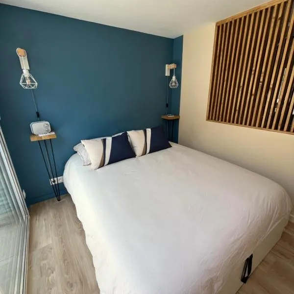 Chambre et salle de bain dans dépendance, hotel in Marseille