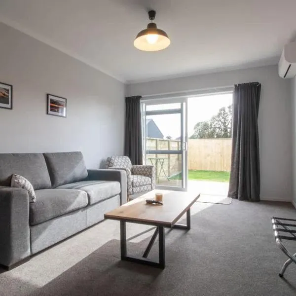 The Window Seat - pet-friendly 1BR apartment, hotel in Waitara