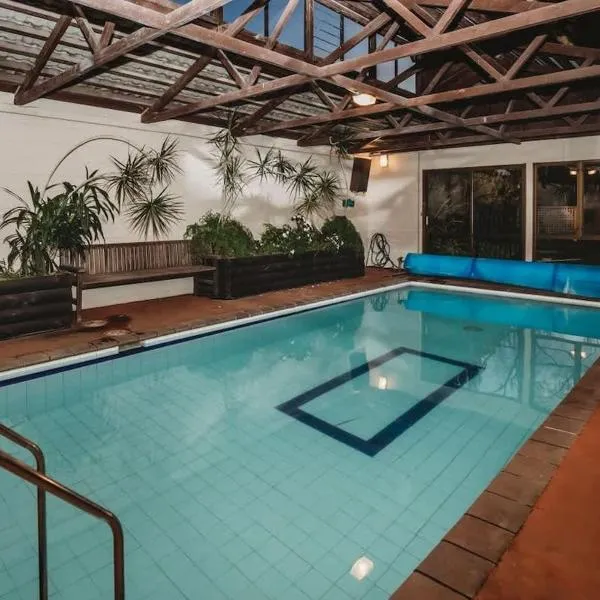 Family Fun - 4BR home with swimming pool and spa, hotel in New Plymouth