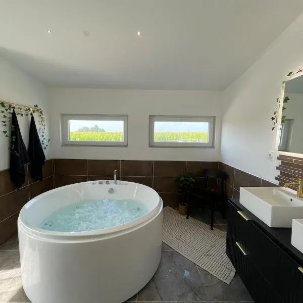 Bulles & Vignes - SPA Balnéo, hotel em Mouzillon