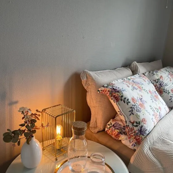 Bright & Spacious Apartment by the Sea, Free Parking, 10min to Airport, 12min to Ålesund, hotel in Ytterland