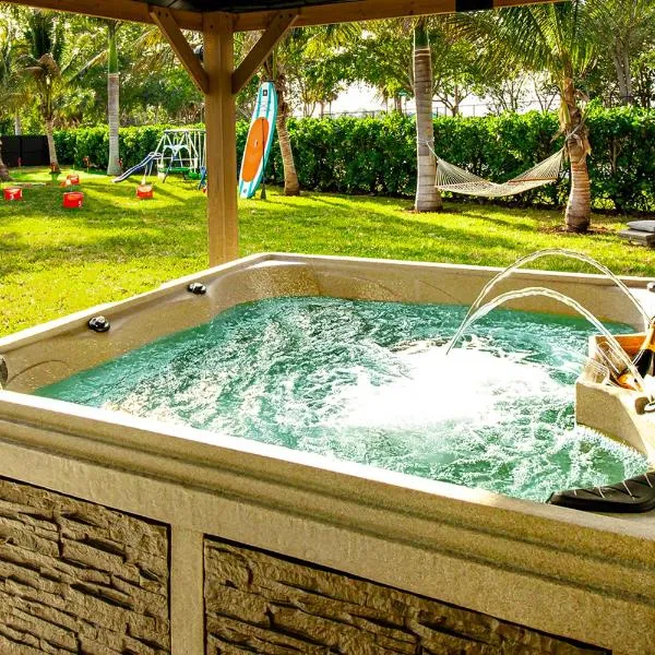 Villa Talia, with Spa, Mini Golf, 3mile to downtown next to a Park & Lake, Hotel in Naples