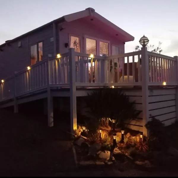 Newquay Bay Resort - Poppy's Lodge Retreat, hotel in Newquay