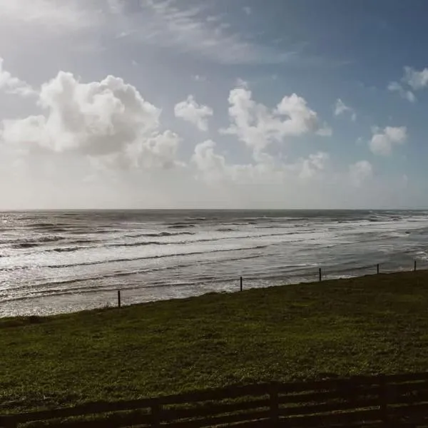 ABC on Wanaka Bay - beachfront home w. ocean views, hotel in New Plymouth
