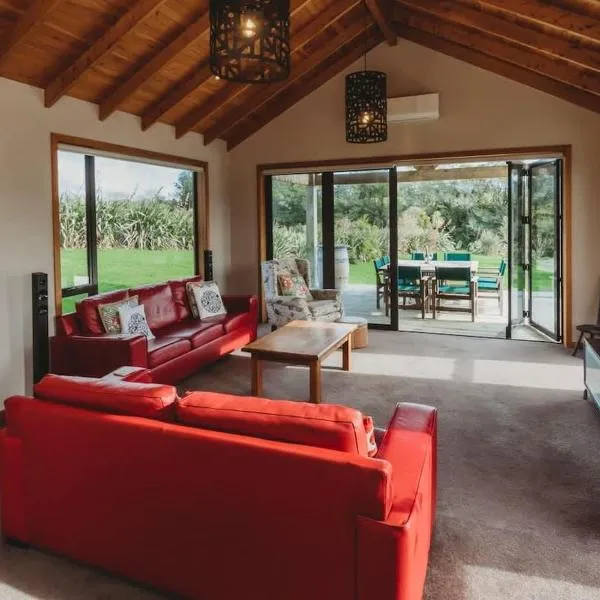 Serenity Lodge Getaway - with river views, hotel v destinaci Egmont Village