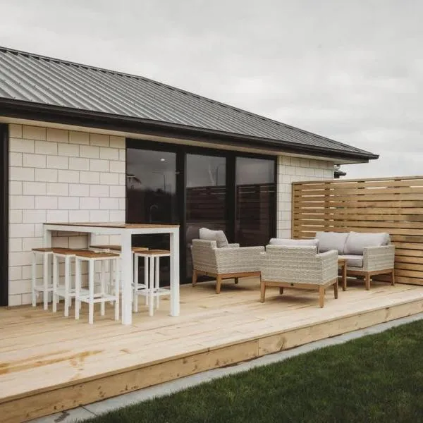 Bell Block Beauty - pristine 3BR home near beach, hotel in New Plymouth