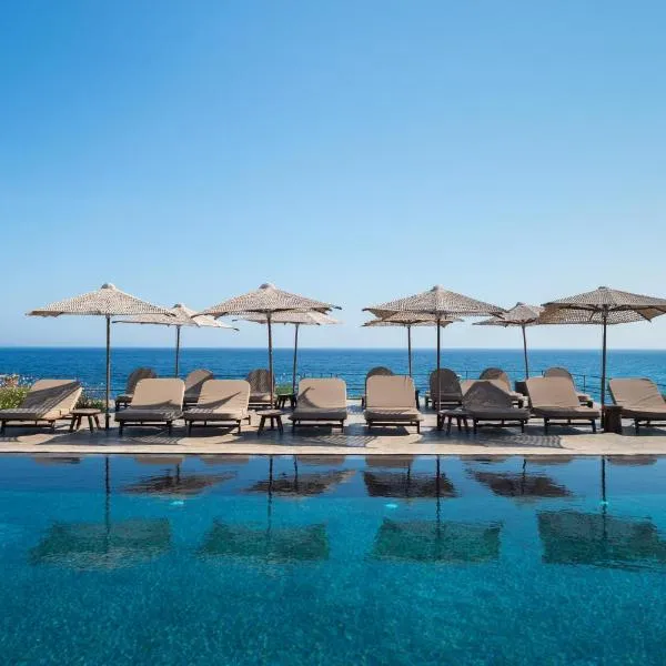 Colombos Beachfront, hotel v destinaci Foinikiá