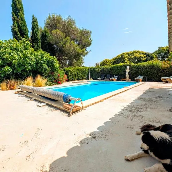 Le Gîte d'Entressen studio Piscine Jeux & Pétanque Istres Miramas, hotel en Entressen