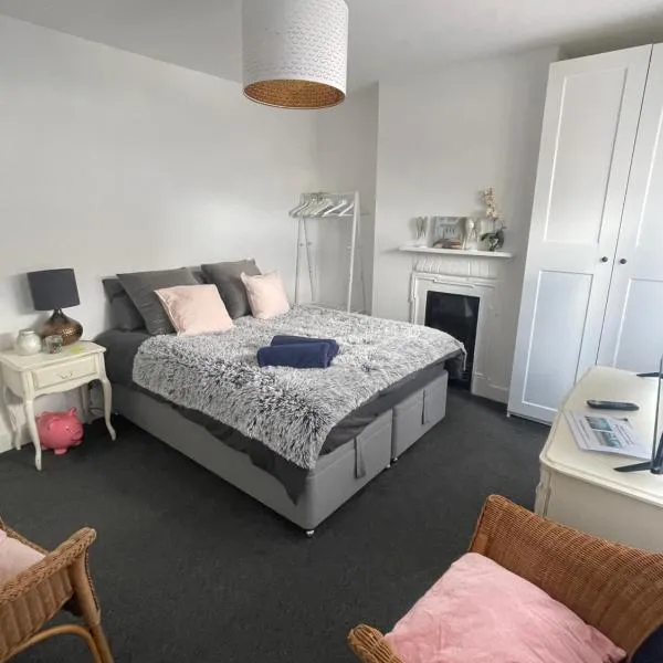 Artsy Minimalist Suite, hotel in Southend-on-Sea