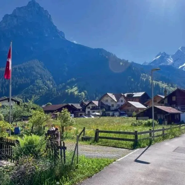 With Mountain View & Balcony Kitchen Parking, hotel em Kandersteg