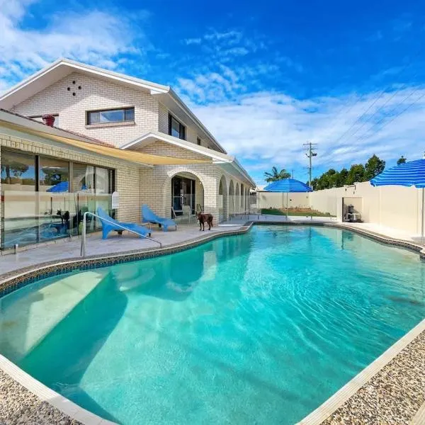 Bribie Beach House with Pool - Walk to Surf & Shops, hotel v mestu Woorim
