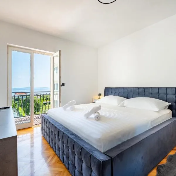 Apartment Rina with Heated Jacuzzi, Hotel in Split