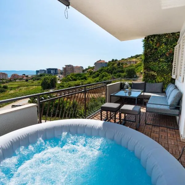 Apartment Rina with Heated Jacuzzi, hotelli Splitissä