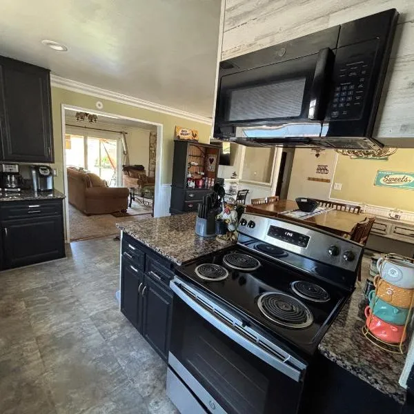 Peaceful & Cozy 3 bedroom Ranch-Home w/Fireplace, hotel in Hemet