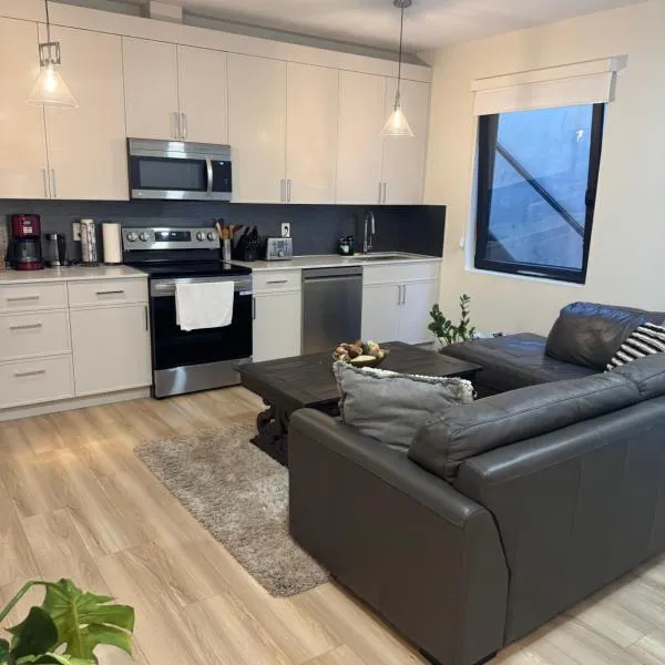 Beautiful 2 Bedroom suite, hotel in White Rock