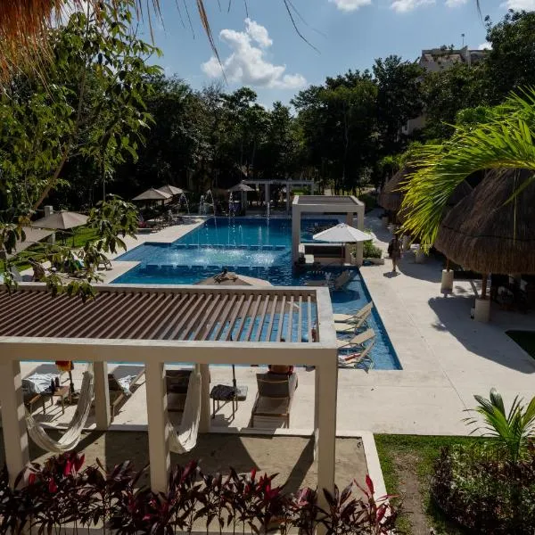 Casa YELLOWSTONE 2 pools HIDDEN JUNGLE GEM PUERTO MORELOS MEXICO, hotel in Puerto Morelos