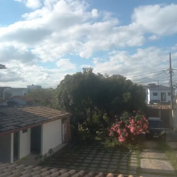 CASA NA LAGOA DO IRIRY - SUÍTES com café da manhã, hotel in Rio das Ostras