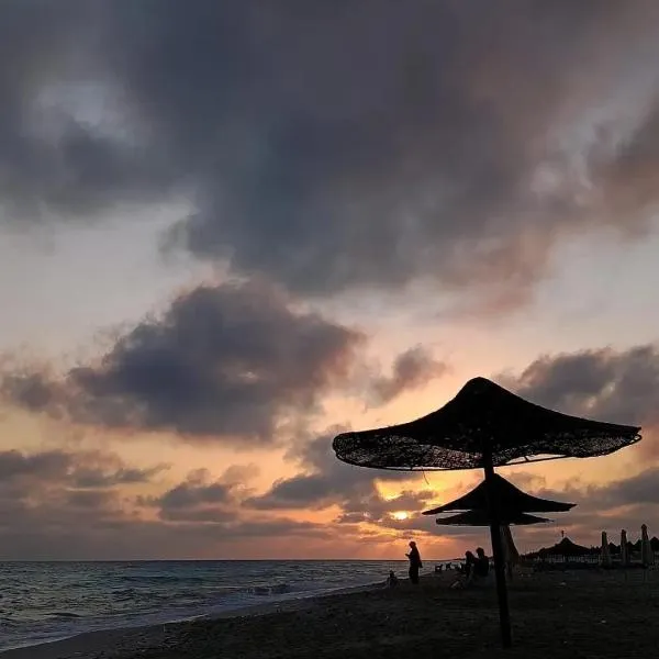 Modern family stay Near Marina and El Alamein Egyptians ONLYشقة غرفتين بغرفة مكيفه الساحل الشمالي الكيلو 77دقايق من العلمين و مارينا, hôtel à El Alamein