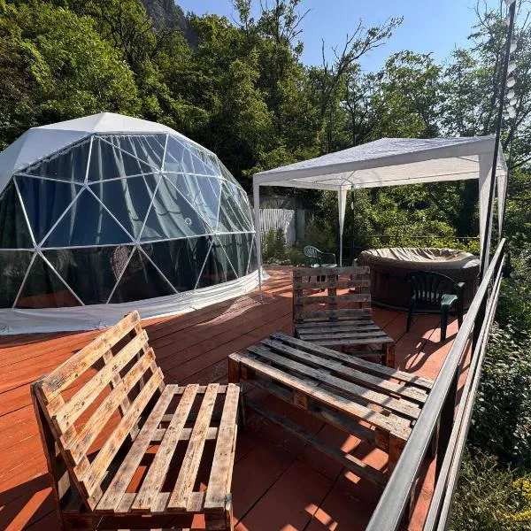 Aura glamping borjomi, hotel v destinaci Bordžomi
