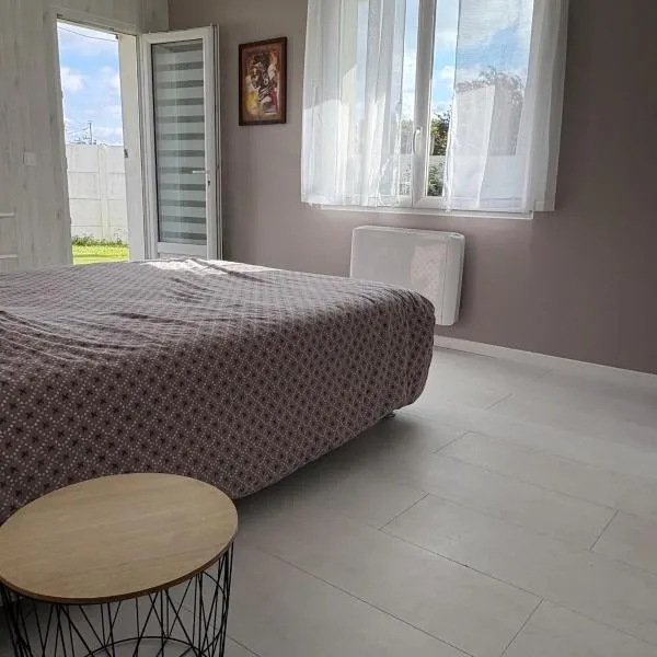 Chambre avec douche-WC, terrasse privative et piscine partagée, hotel in Saint-Vincent-de-Tyrosse