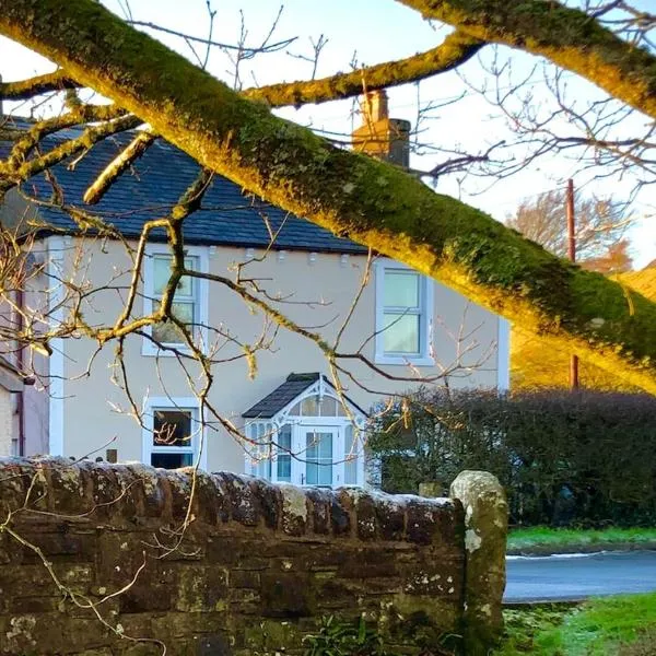 The MireHouse - Georgian rural retreat，位于Ullock的酒店