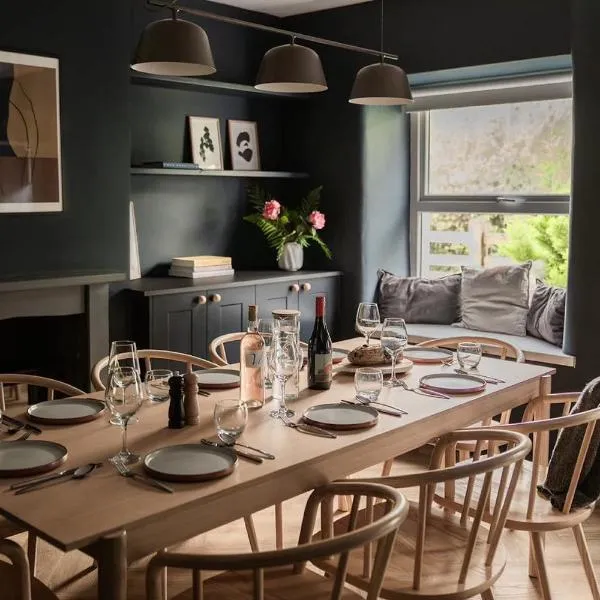 A Beautiful 3 Bedroom 17th Century Stone cottage, hotel in Llanddyfnan