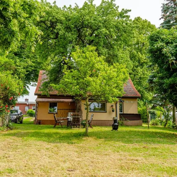 Träumen unter Bäumen - Omas lütte Obstbutze am See, hotel a Lübstorf