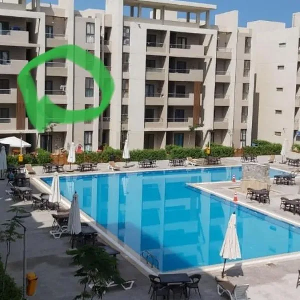 شاليه للايجار 3 غرف مكيفات بقرية جراند هيلز الساحل الشمالى بإطلاله مباشره على البول, hotel a Qaryat Shurūq