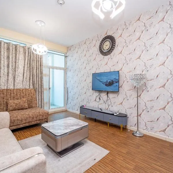 Luxury 2 bedroom next to beach with swimming pool gym and kids play area, hotel v destinaci Adžmán