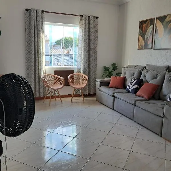 Refúgio do Abricó - apto com ar e garagem, hotel in Rio das Ostras