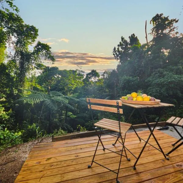 Magic Mena Rainforest Retreat by Tiny Away、Mena Creekのホテル