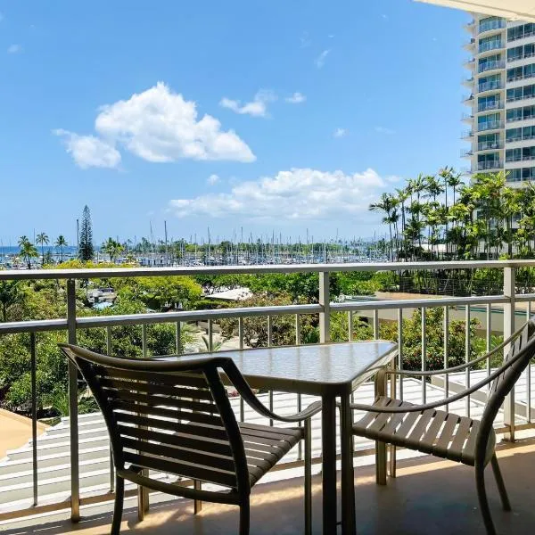 Ilikai Apt 302 - Spacious Studio with Stunning Ocean & Harbor Views, hotel v Honolulu