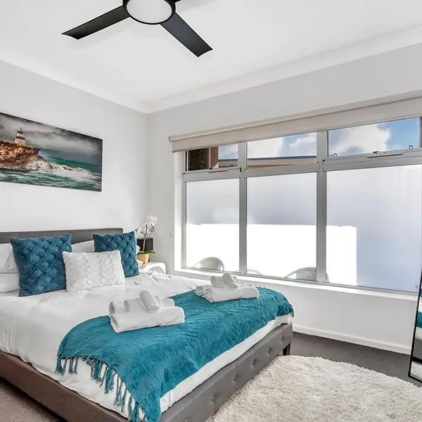 Stylish Seaside Suite with Arcade and Balcony – hotel w mieście West Beach