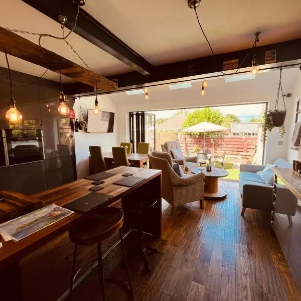 Lovely Semi-Beach 2x Pubs -5 min walk-Pets welcome-Parking-Garden، فندق في Scalby