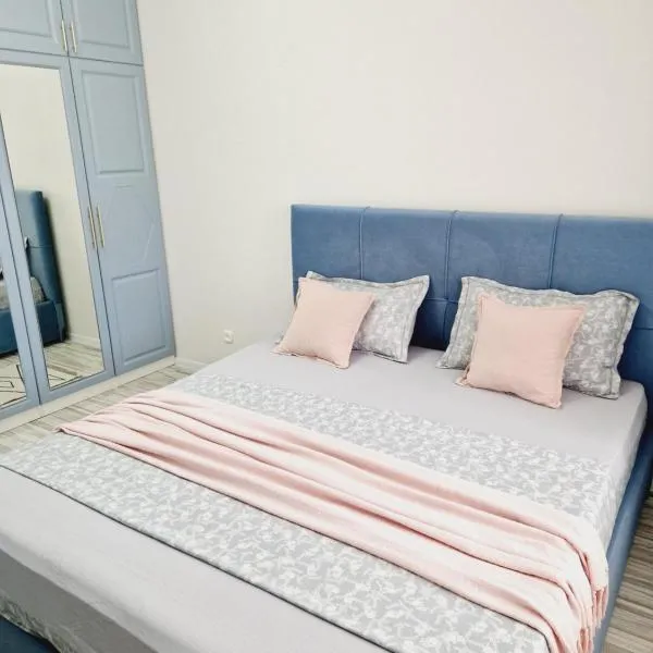 7 мкр, 2х комн квартира около моря, hotel in Aktau