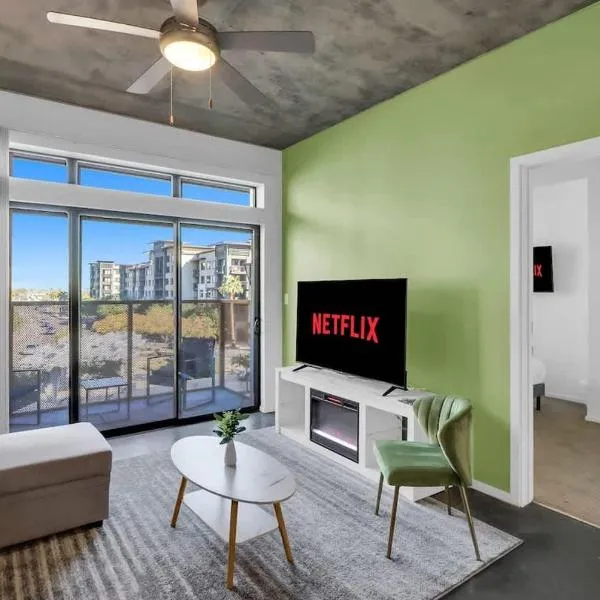 Centric 2BR In HEART of DTPHX Free Garage Parking, хотел в Финикс