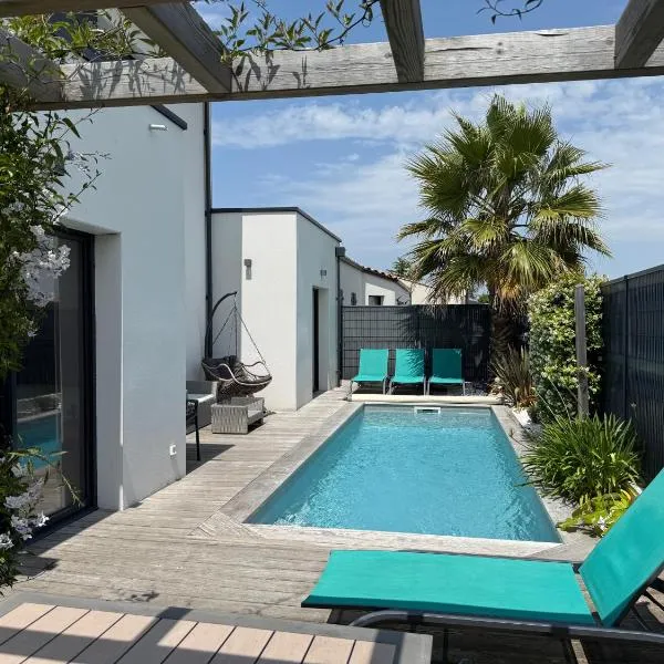 Villa avec piscine proche plages, hotel in Vaux-sur-Mer