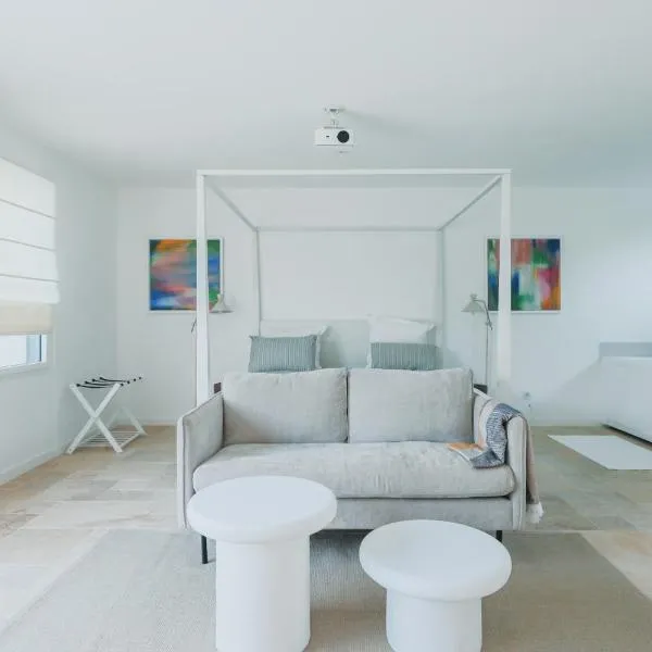 Suite romantique proche mer climatisée avec balnéo, video projecteur et piscine, khách sạn ở Le Bernard