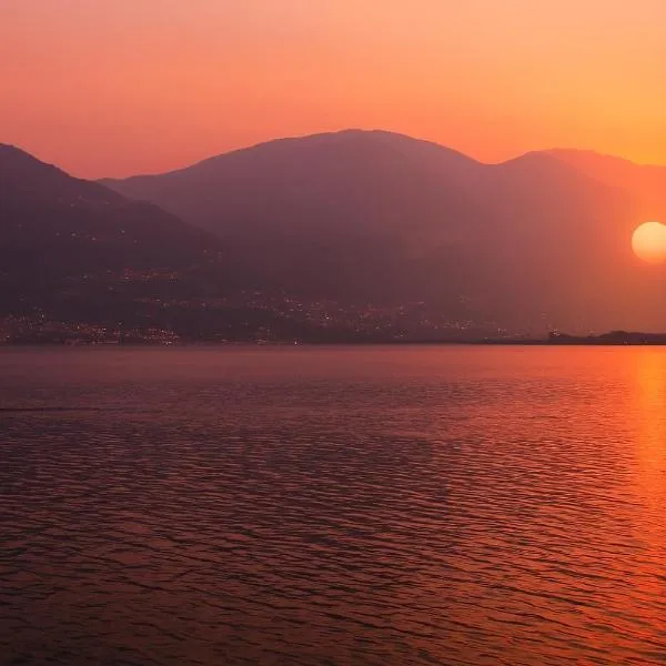 lake front house with lake view and garage – hotel w mieście Pisogne