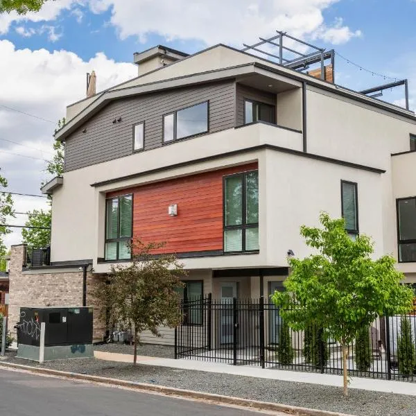 LuxuryDenver Studio w Hot Tub 2 Mi to Downtown, khách sạn ở Denver