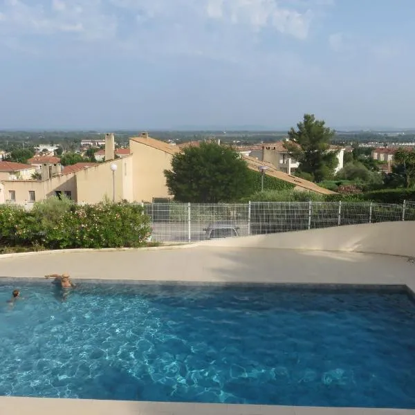 T2 50m carrés vue mer piscine tennis, hotel v destinaci Hyères