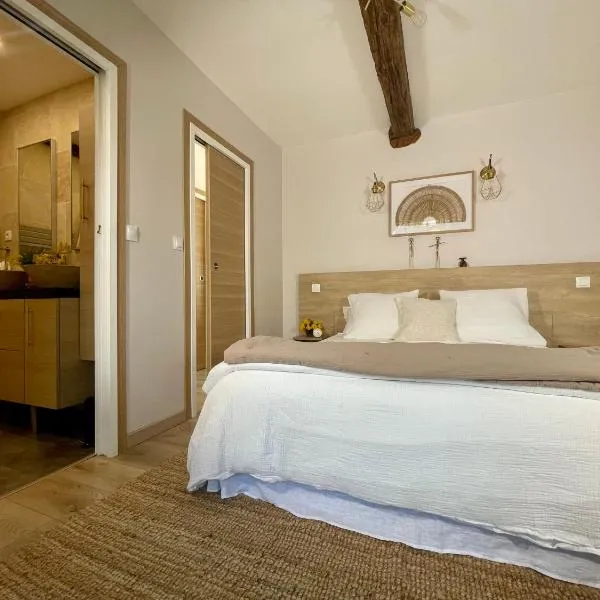 chez Délicia chambre d'hôte avec un jardin ,une piscine, un téléviseur connecté wifi et NETFLIX, hotel v destinácii Juillac