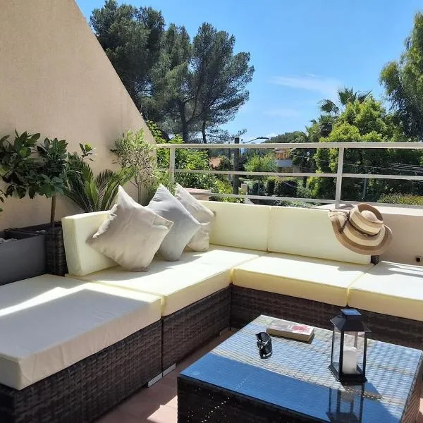 Grand studio avec terrasse près de la mer, hotel in Saint-Raphaël