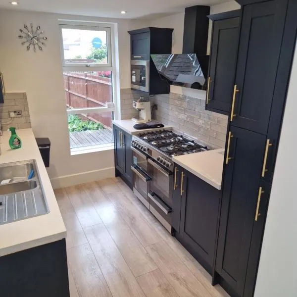 Modern 5 bedroom house with parking, London，位于Thornton Heath的酒店