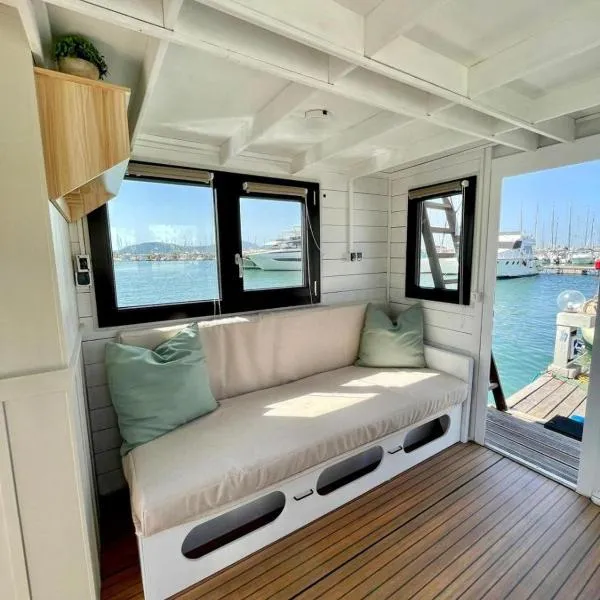 Houseboat BlueSeaDream Dolphin Casetta Galleggiante, hotel a l'Alguer