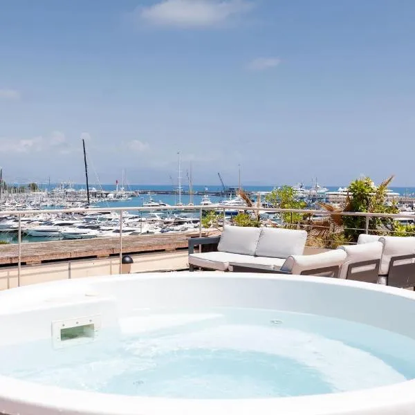 ROOFTOP -Vue port, 4 pers, climatisé, terrasse, jaccuzi, parking, hotell i Antibes