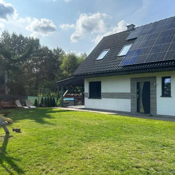 Mazury Dom Oskar nad jeziorem Sasek Wielki z jakuzzi, hotel in Szczytno