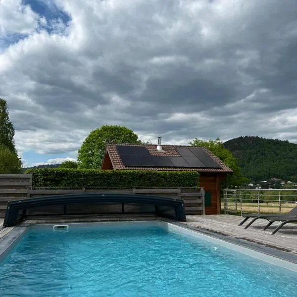 Chalet avec Jacuzzi et Piscine, déco soignée esprit cocooning, hotel in Ramonchamp