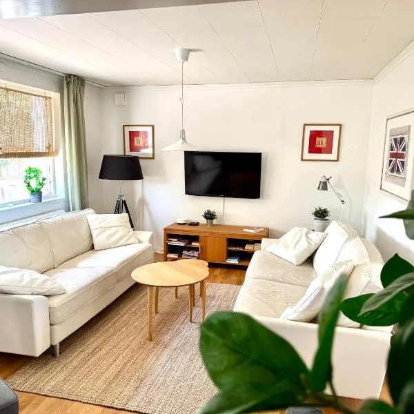 Comfortable guest rooms with fully equipped kitchen and cosy living room., hotel v destinaci Ödsmål